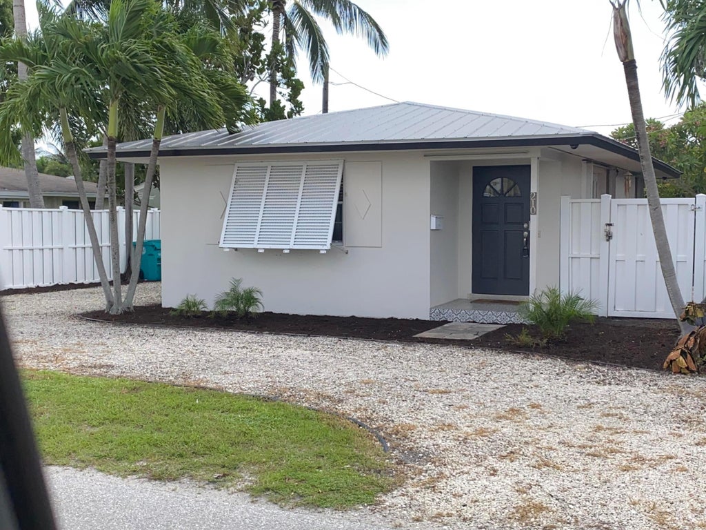 Photo of 210 SE 1st Street, Boynton Beach, FL 33435 (MLS # B26060155)