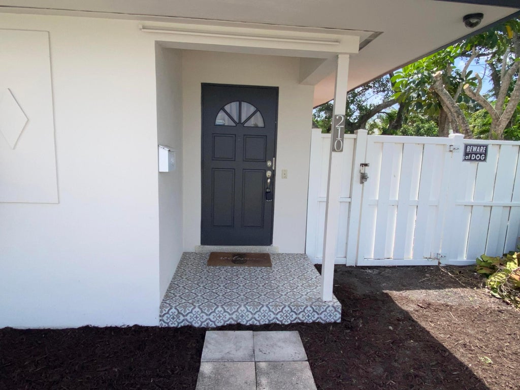 Photo of 210 SE 1st Street, Boynton Beach, FL 33435 (MLS # B26060155)
