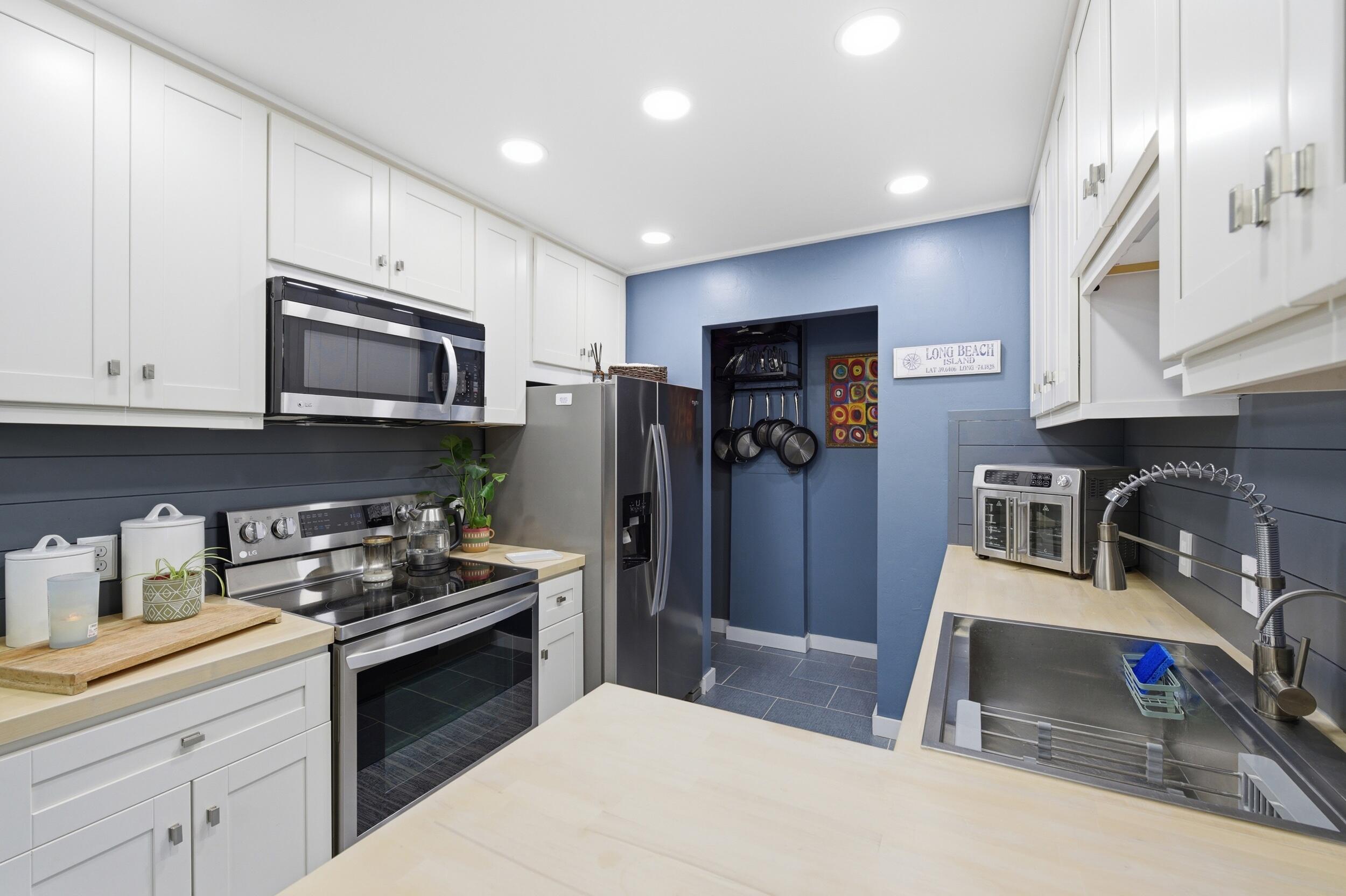 PINECROFT CONDO - Residential