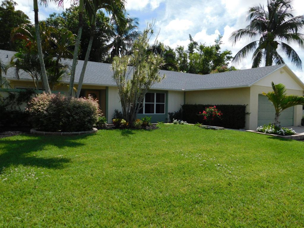 Photo of 1020 Hickory Trail, Wellington, FL 33414 (MLS # R10804422)