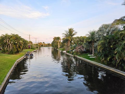 A home in Lake Clarke Shores