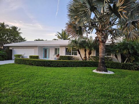 A home in Lake Clarke Shores