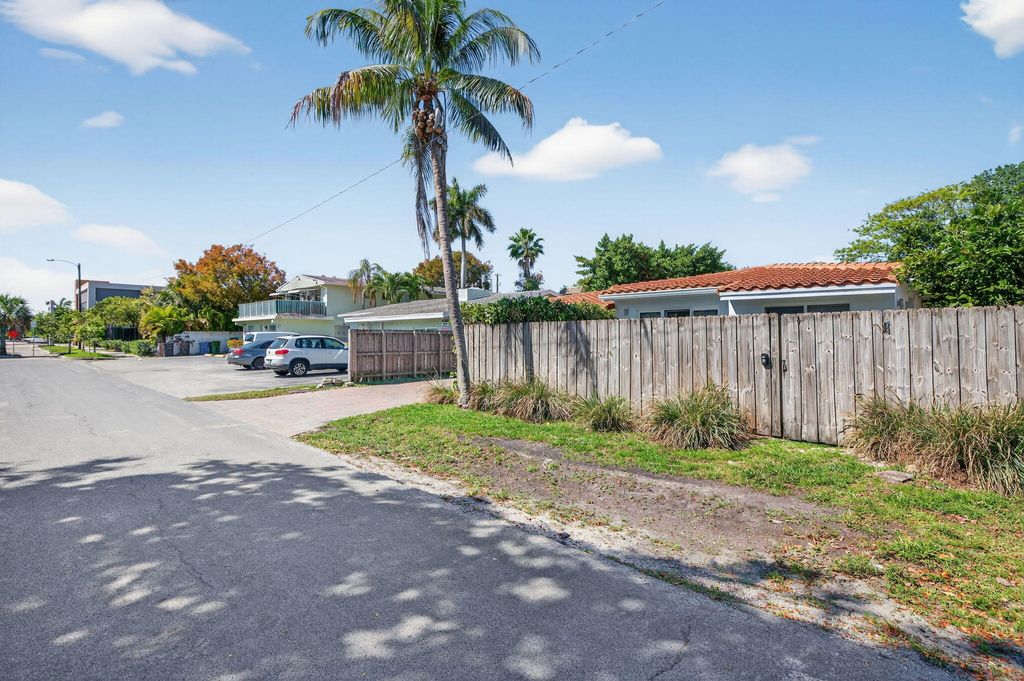 Photo of 1029 NE 9th Avenue, Fort Lauderdale, FL 33304 (MLS # B26006910)