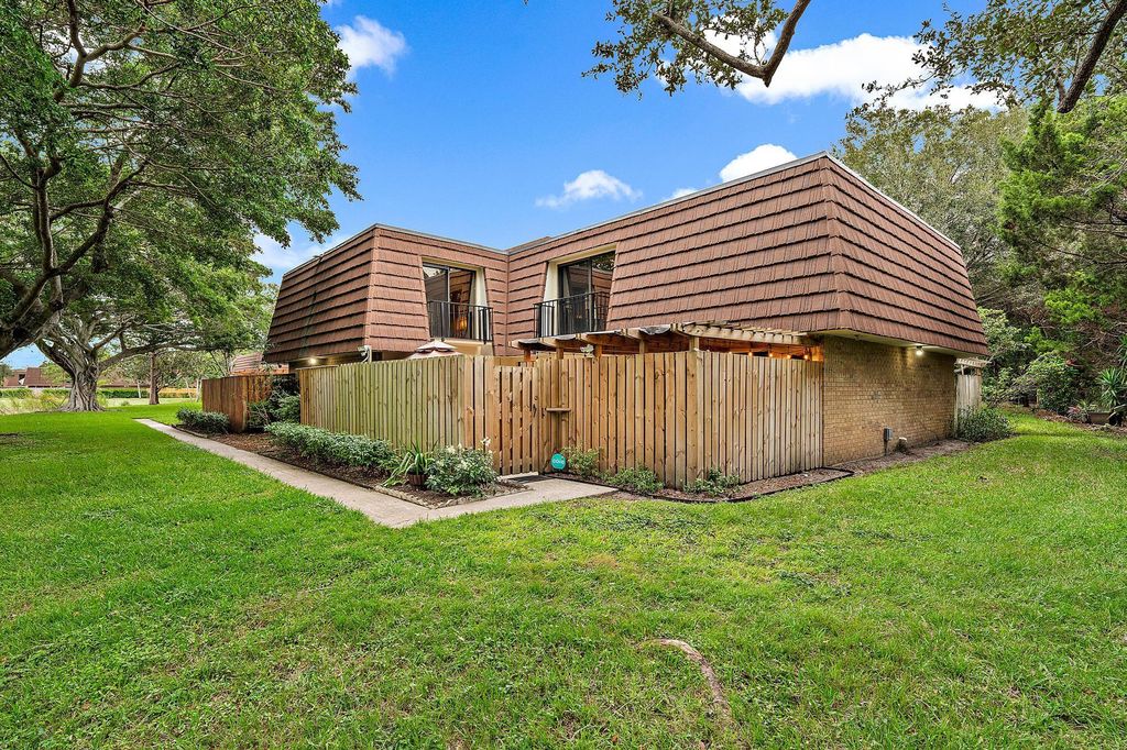 Photo of 2019 20th Lane, Palm Beach Gardens, FL 33418 (MLS # R10942459)