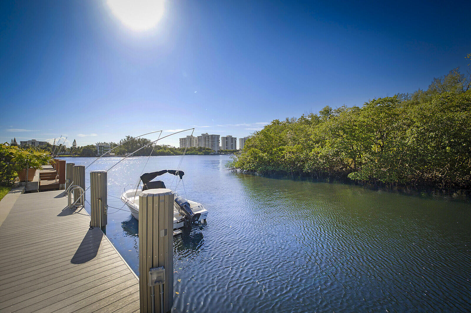 HARBOUR EAST HOUSE CONDO - Residential