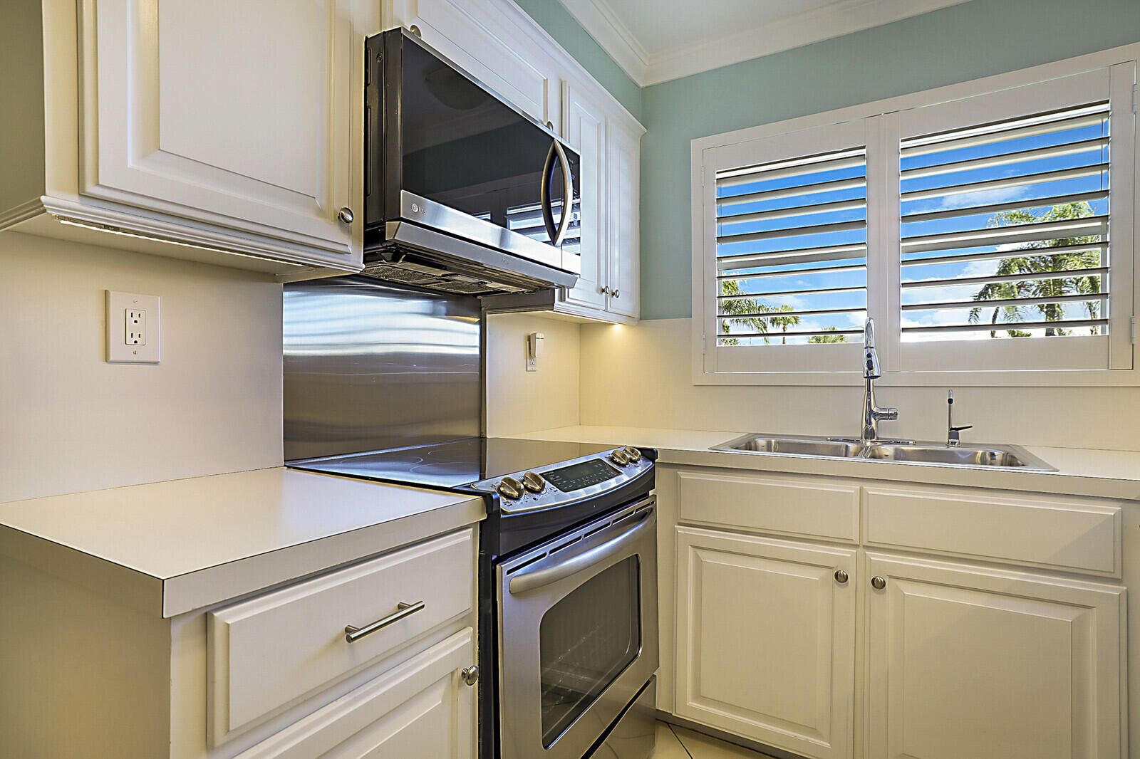 HARBOUR EAST HOUSE CONDO - Residential