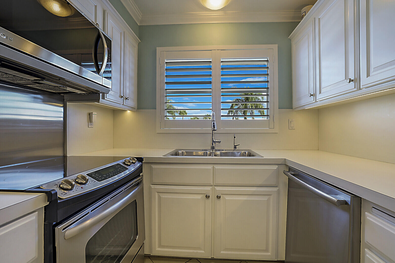 HARBOUR EAST HOUSE CONDO - Residential