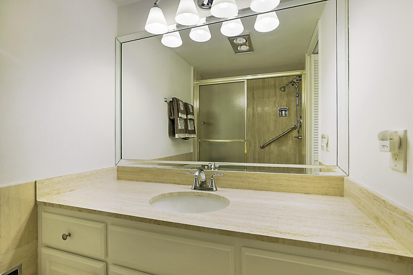 HARBOUR EAST HOUSE CONDO - Residential
