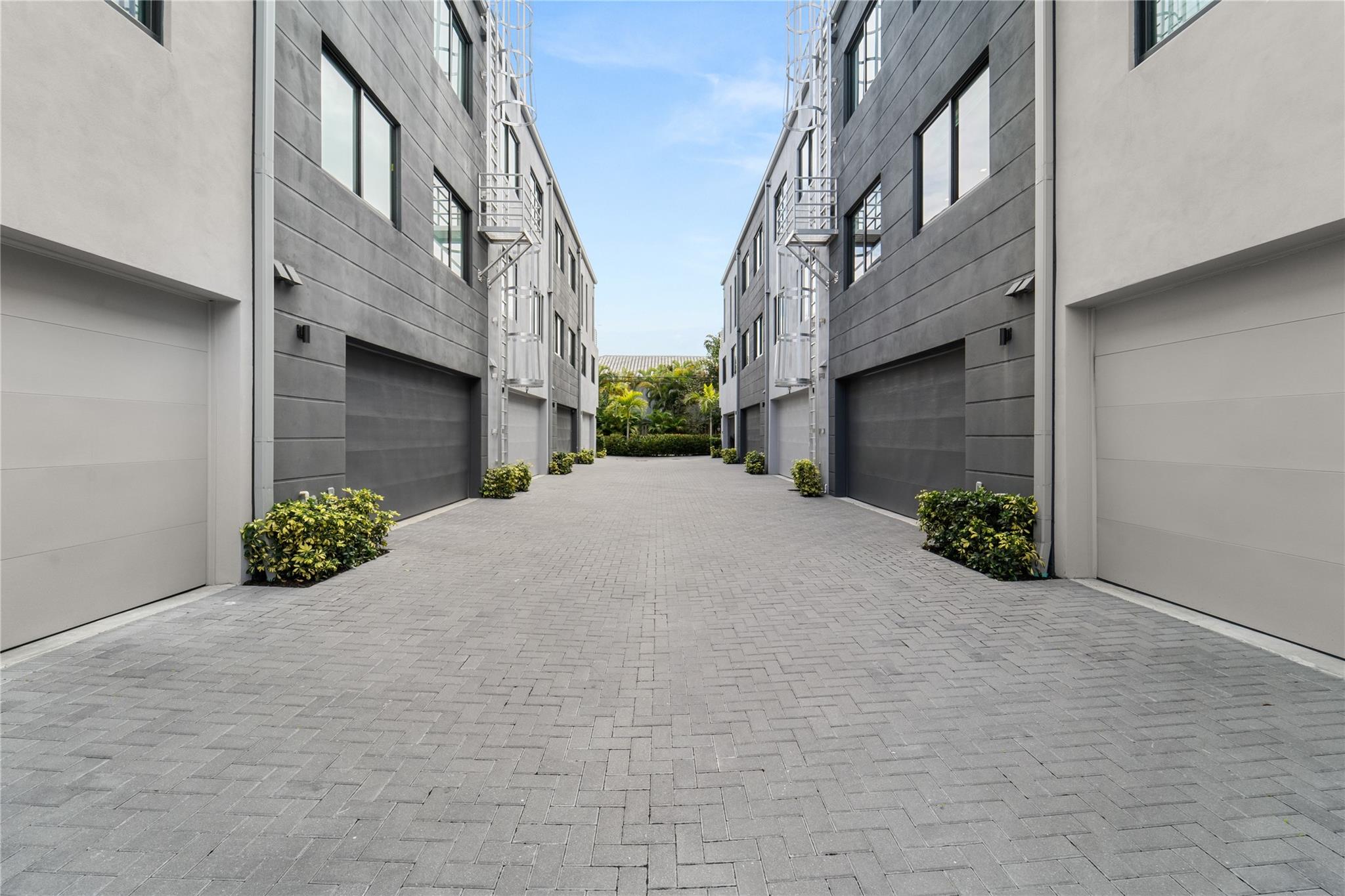 912 Victoria - Residential