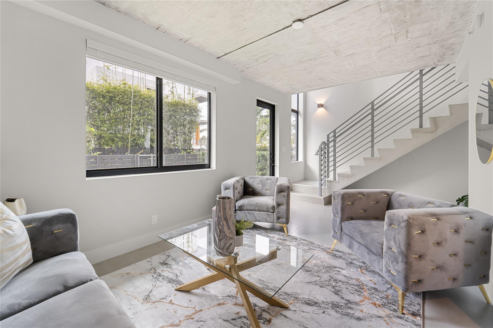 912 Victoria - Residential