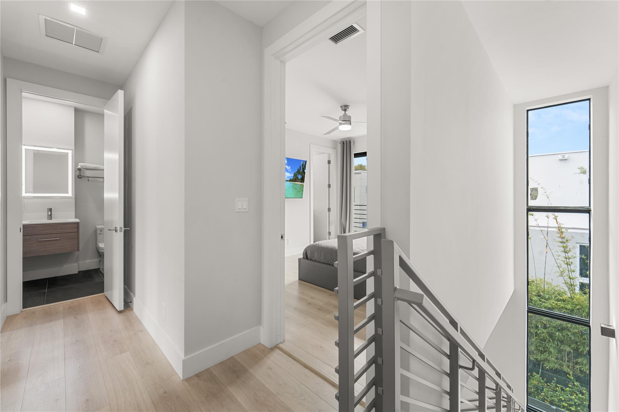 912 Victoria - Residential
