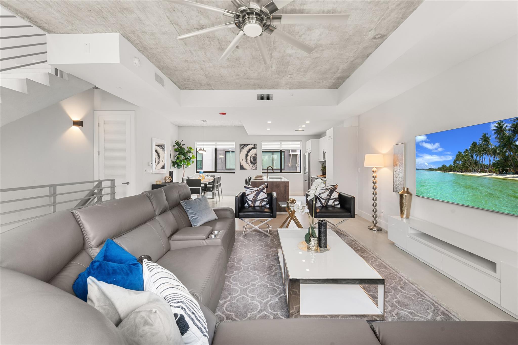 912 Victoria - Residential