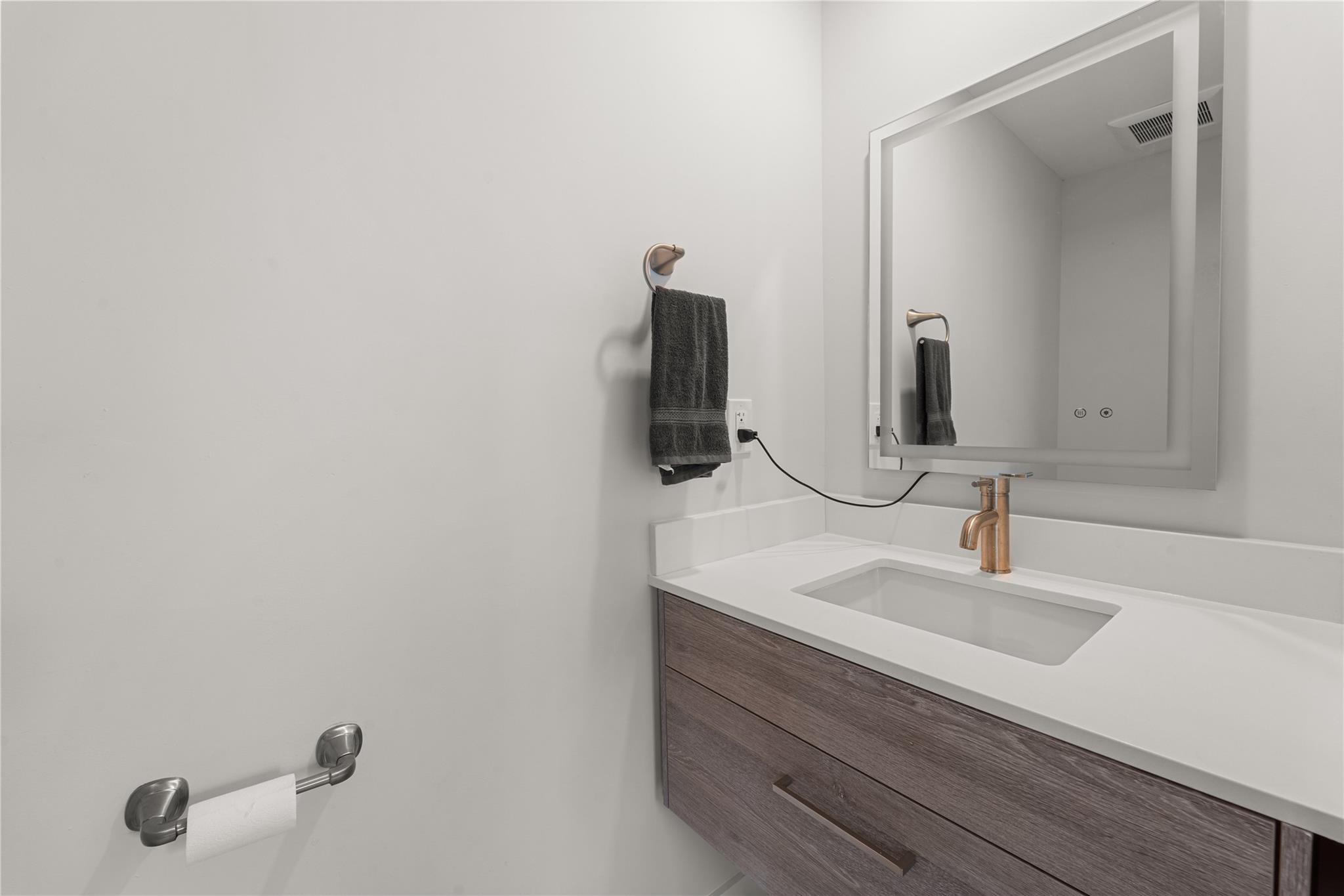 912 Victoria - Residential
