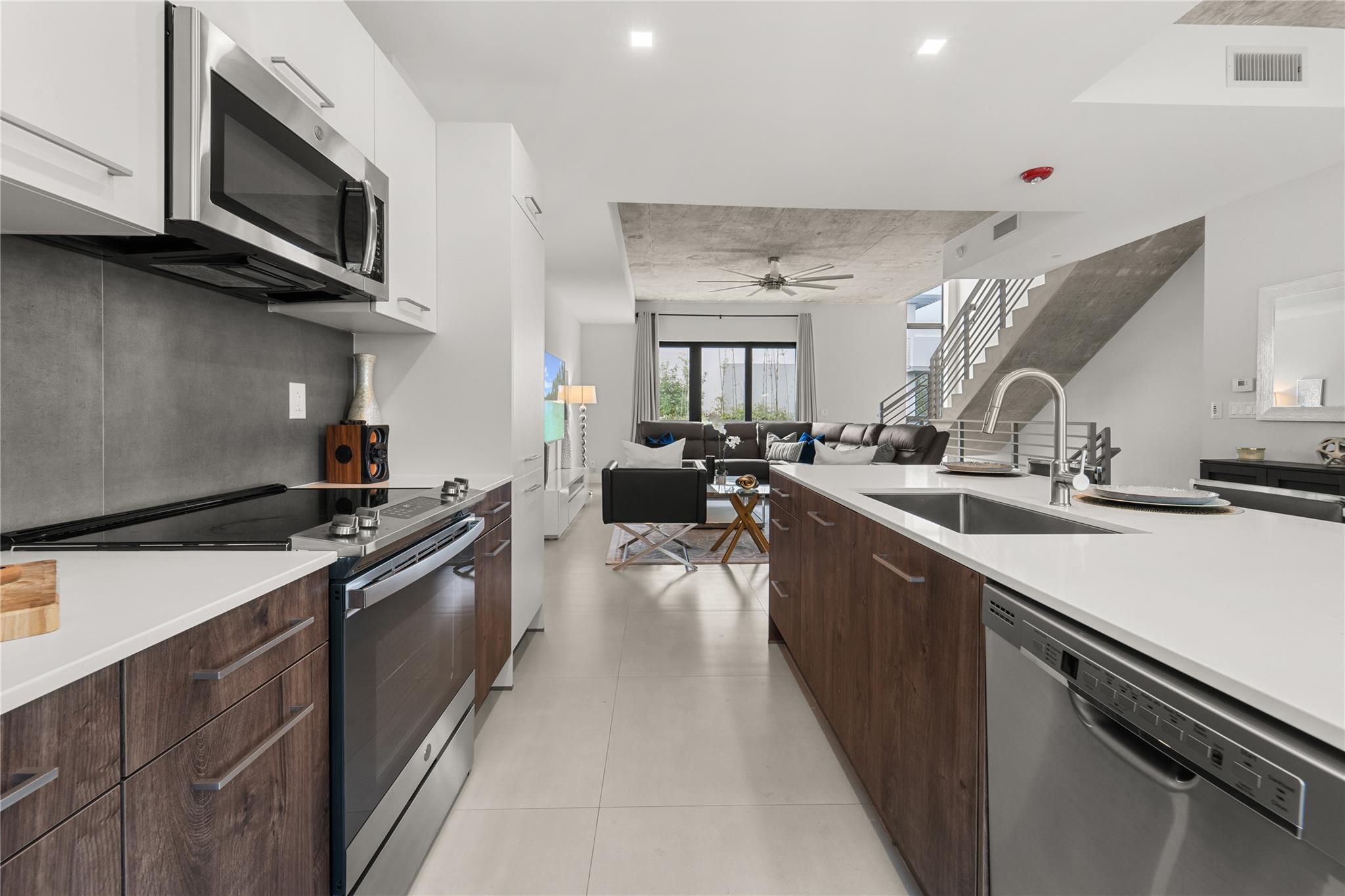 912 Victoria - Residential