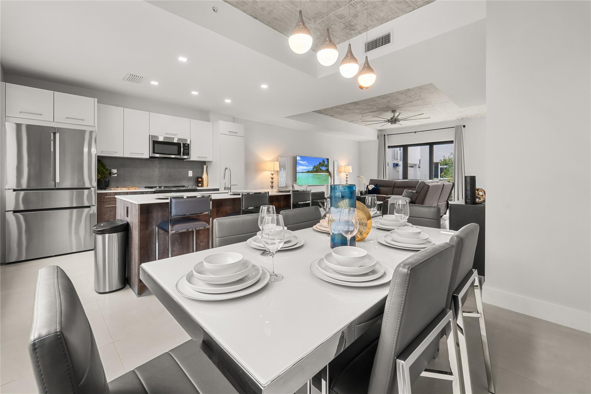 912 Victoria - Residential