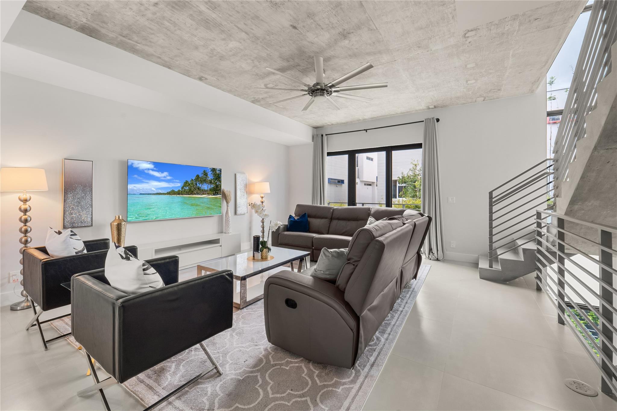912 Victoria - Residential