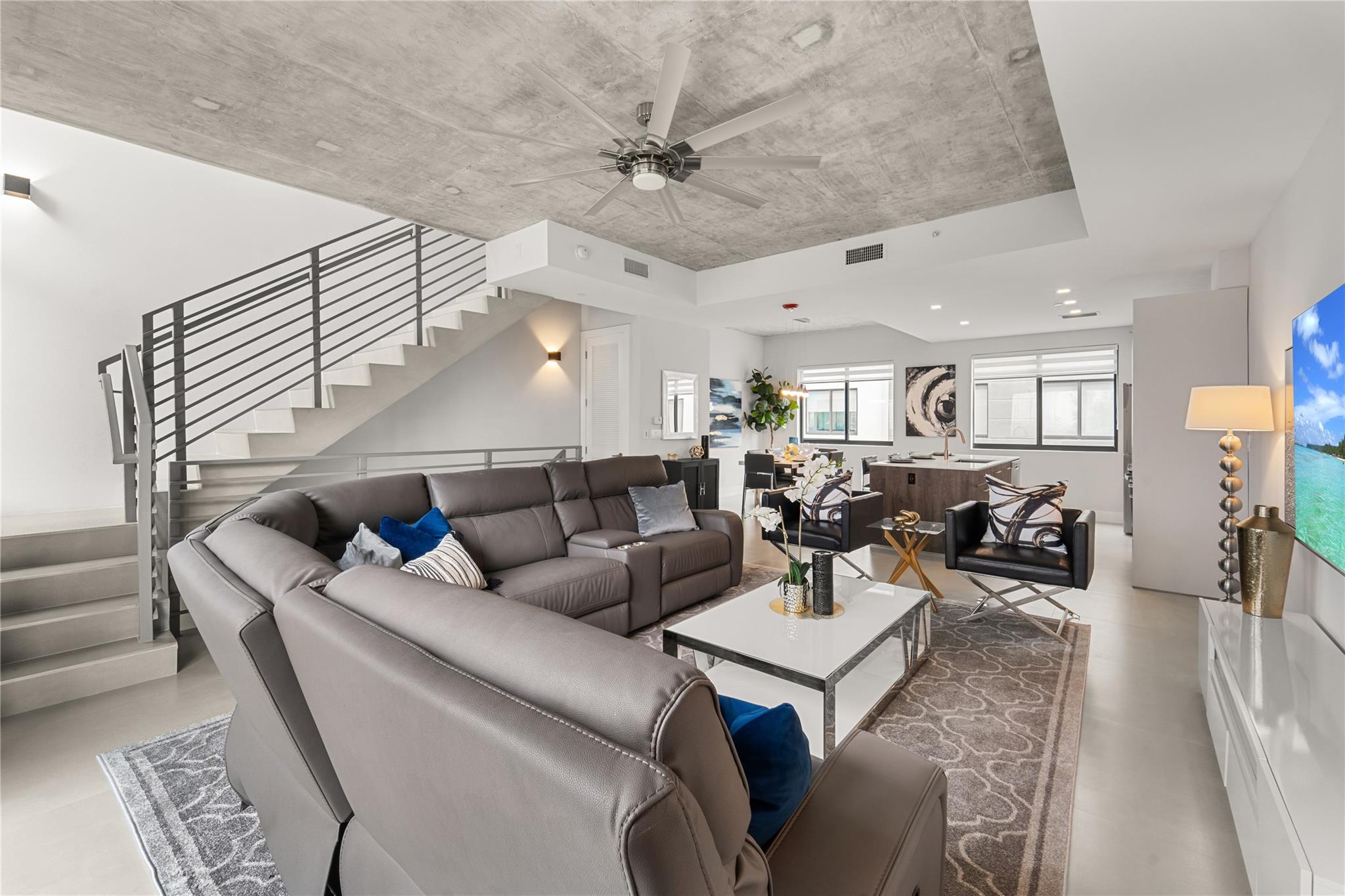 912 Victoria - Residential