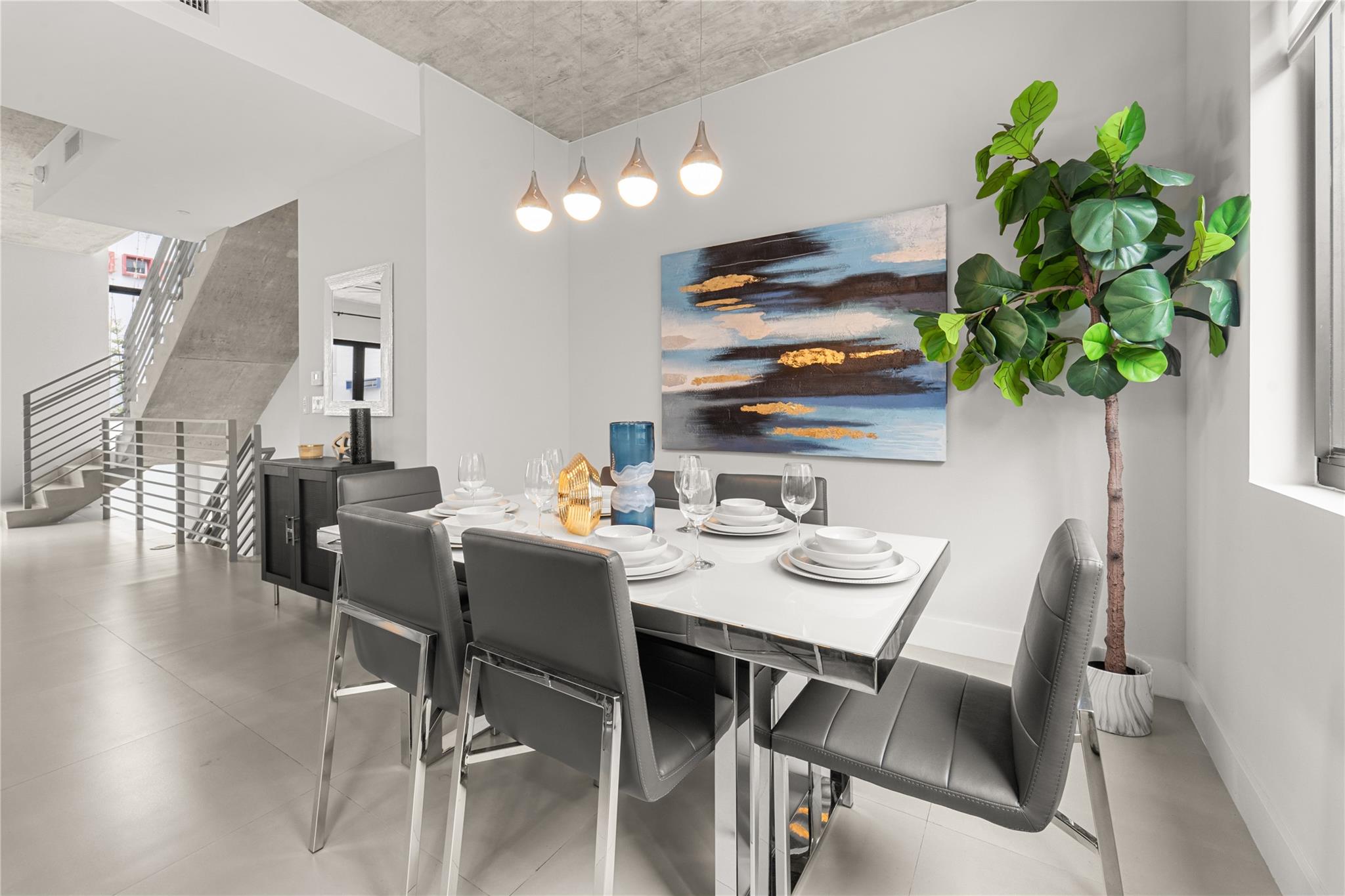 912 Victoria - Residential