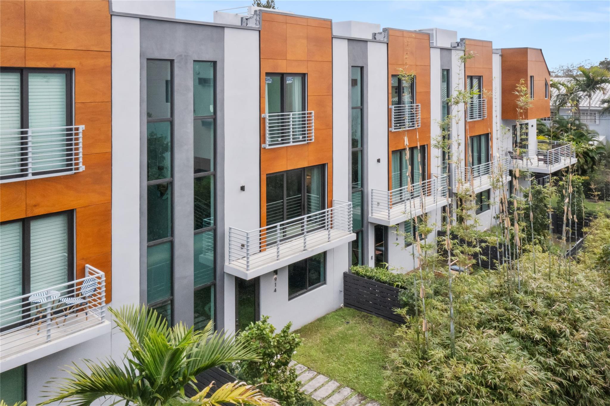 912 Victoria - Residential