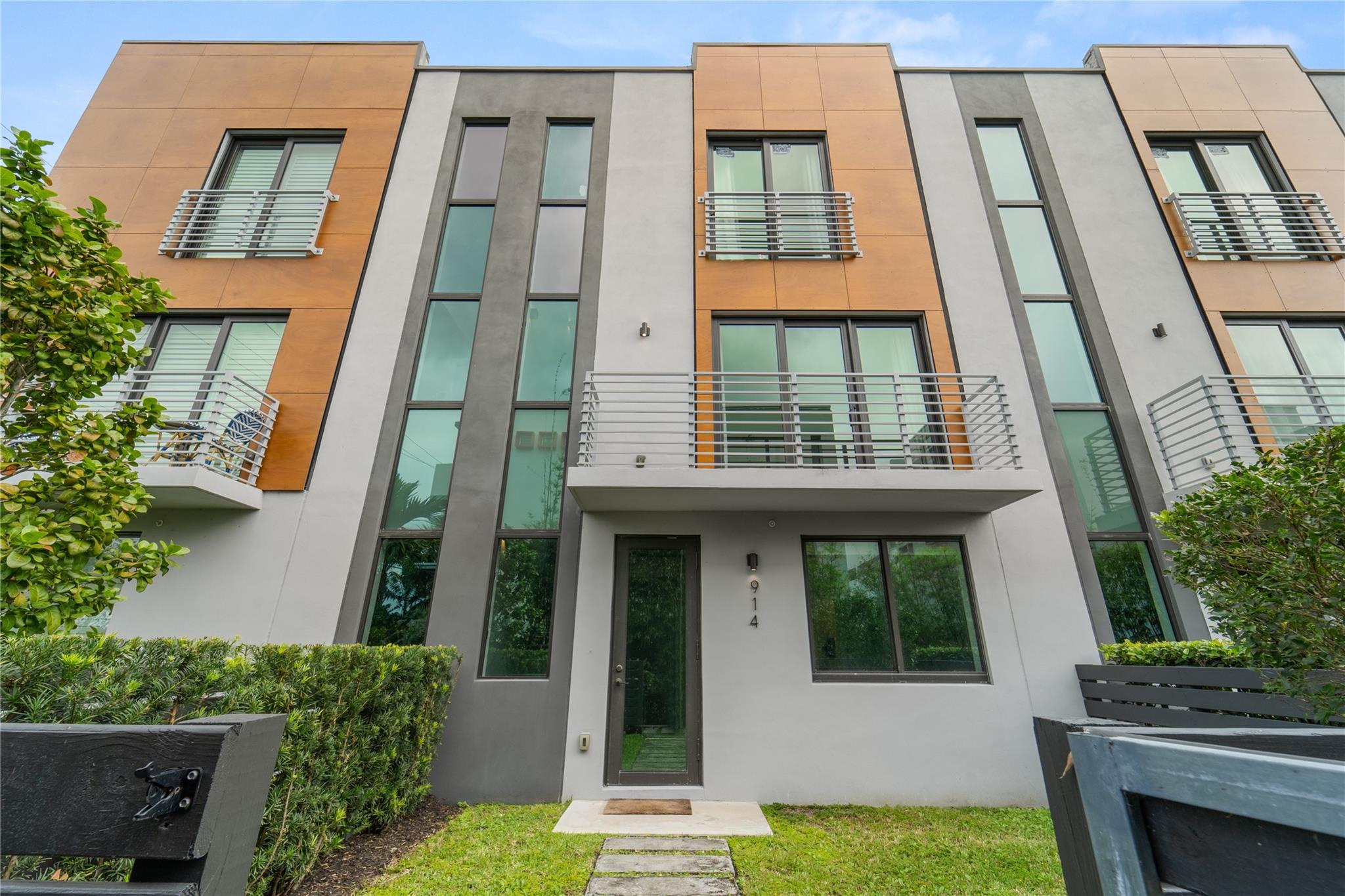 912 Victoria - Residential