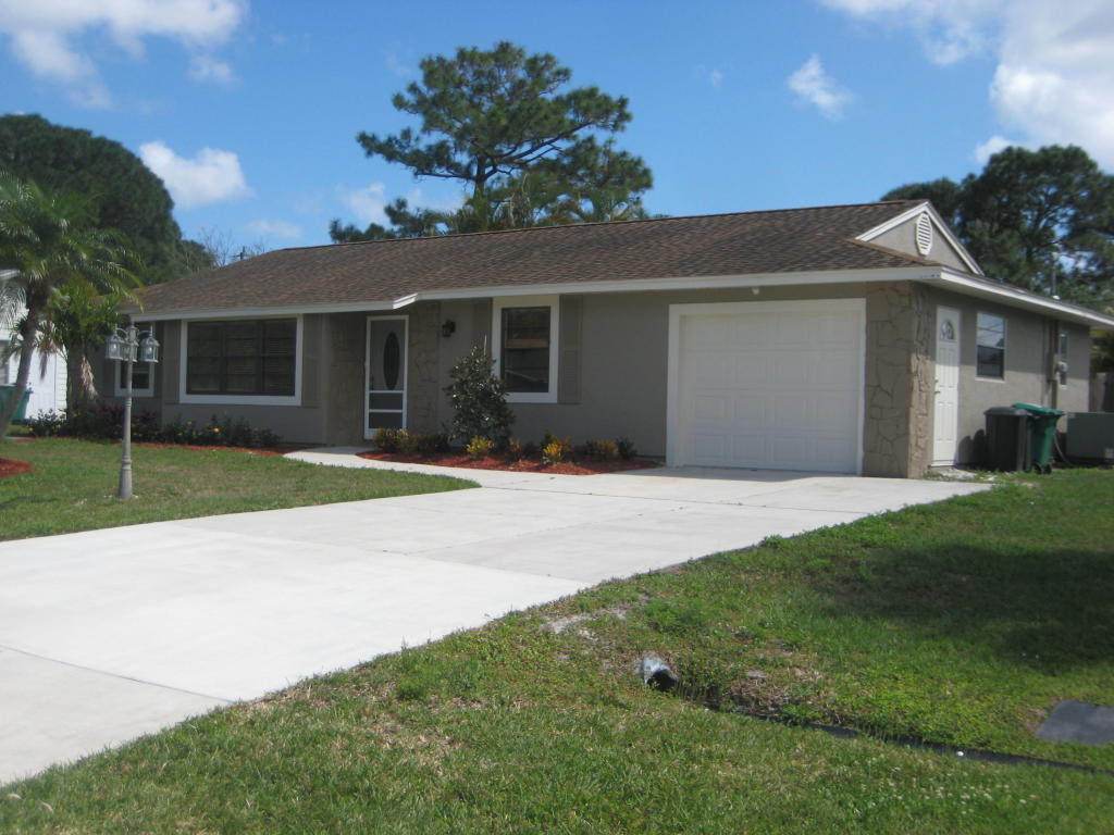 Great Family home with extra large family room, split bedrooms, nice kitchen and fenced in backyard. Close to everything!