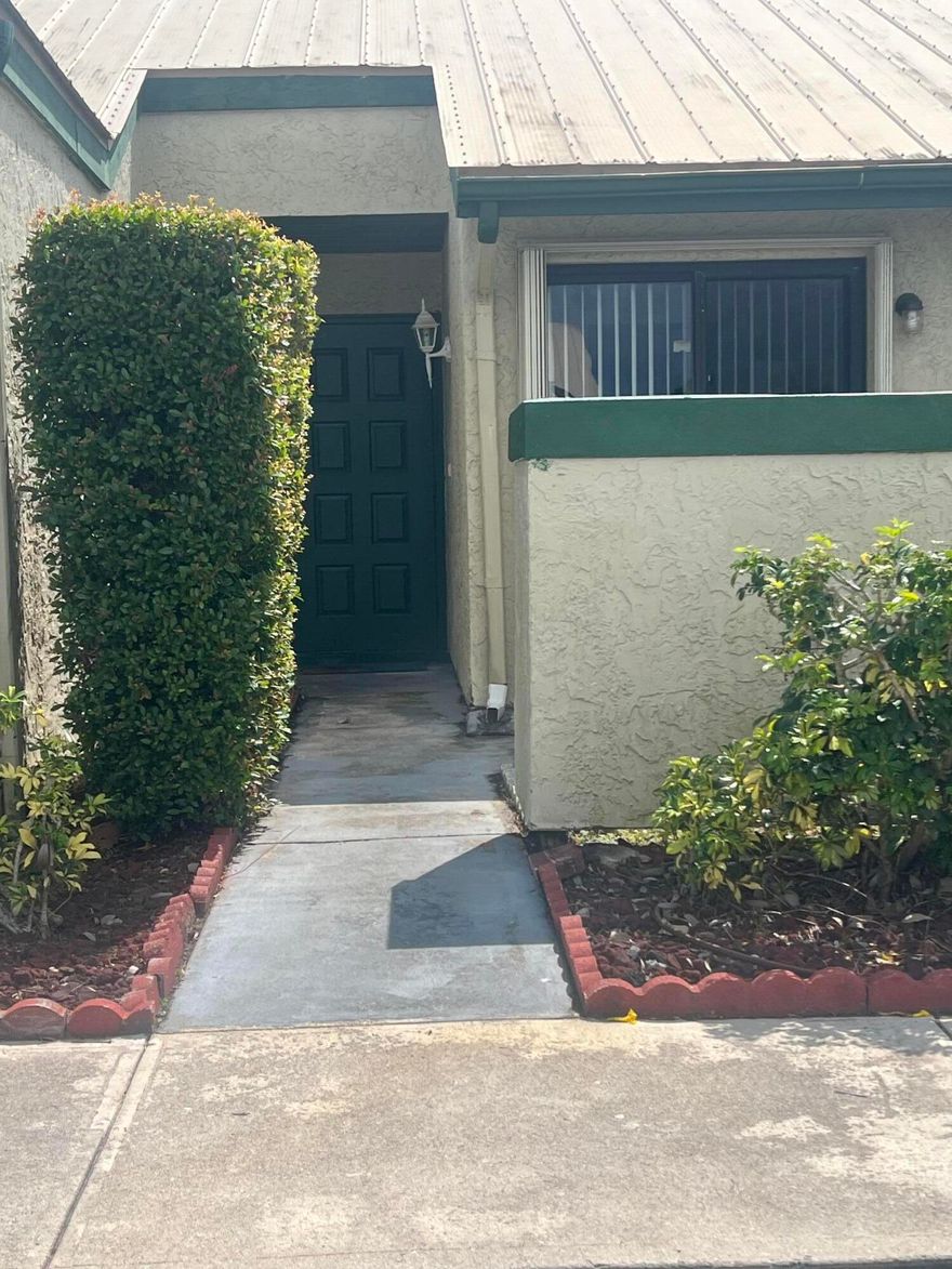 This is a Villa/Townhome built in 1983 that features a 2/1 one-story Townhome with washer/dryer hookup. Near parks, retail, and everyday conveniences.  Frame and Stucco construction with a Metal roof.