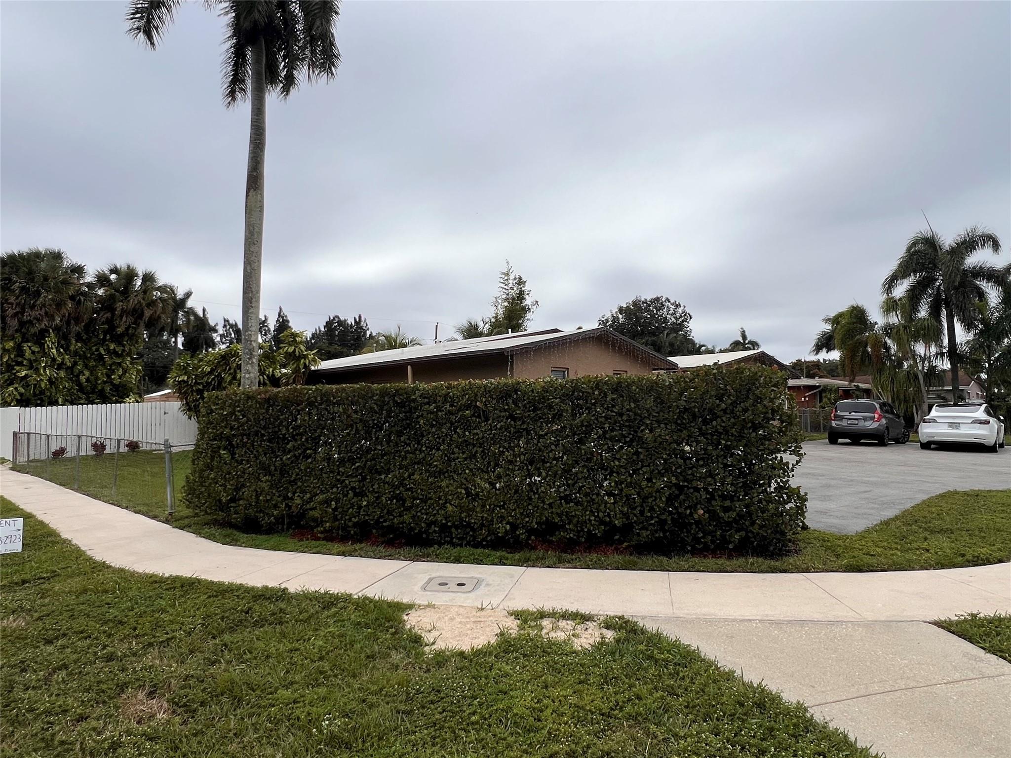 6100-6102 SW 48th Ct