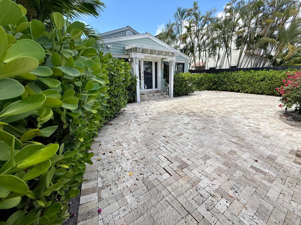Photo of 1216 SE 1st Street, Fort Lauderdale, FL 33301 (MLS # B26031987)