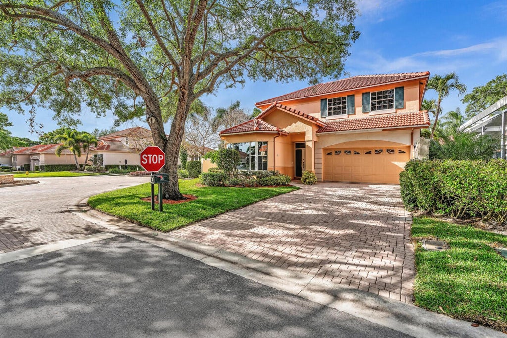 Photo of 36 Monterey Pointe Drive, Palm Beach Gardens, FL 33418 (MLS # B26092274)