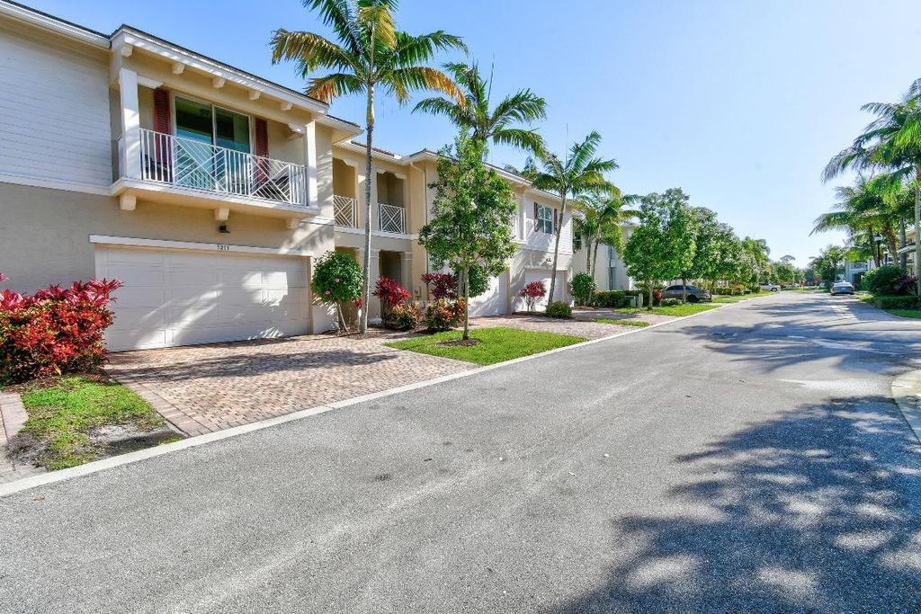 Photo of 7273 Oxford Court, Palm Beach Gardens, FL 33418 (MLS # R10971449)
