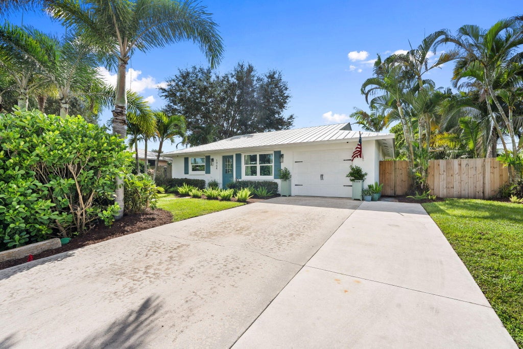 Photo of 1964 SE LAFAYETTE Street, Stuart, FL 34997 (MLS # B26082111)