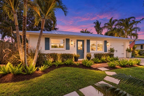 Photo of 1964 SE LAFAYETTE Street, Stuart, FL 34997 (MLS # B26082111)
