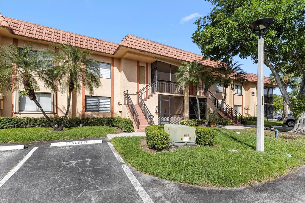 Photo of 158 Lakeview Drive #202, Weston, FL 33326 (MLS # F10552455)