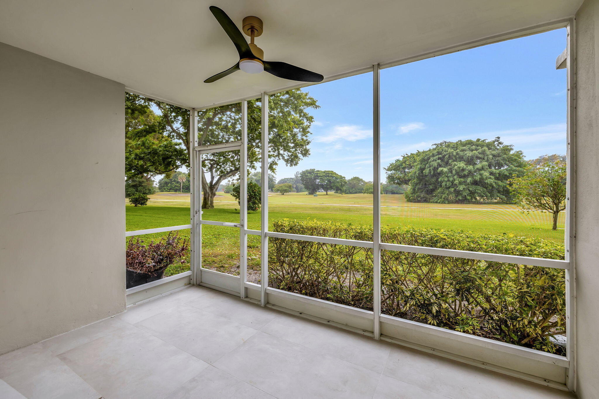 NO 9 PALM-AIRE COUNTRY CLUB - Residential