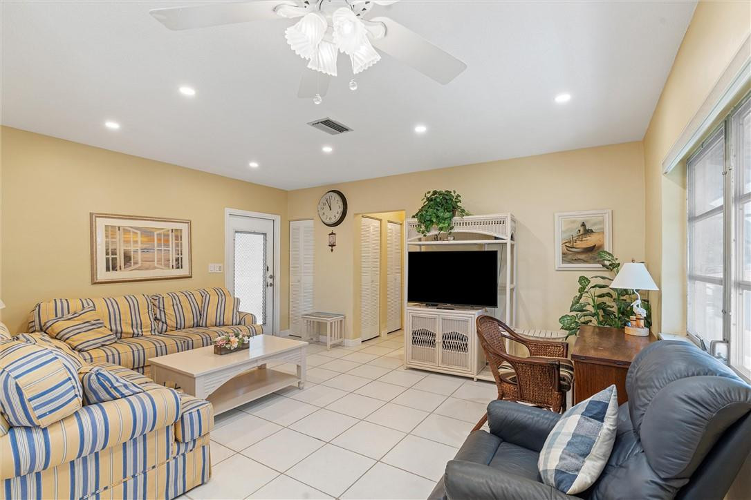 Lee Condo - Residential