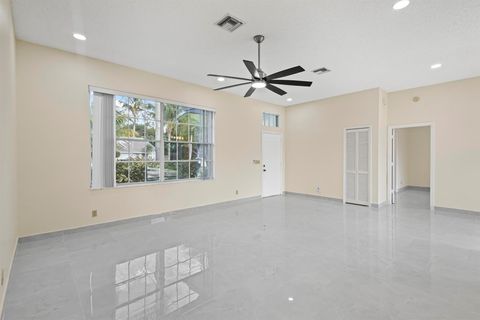 Single Family Residence in Royal Palm Beach FL 152 Kings Way Way 16.jpg