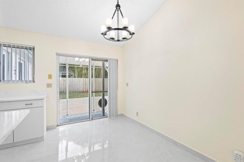 Single Family Residence in Royal Palm Beach FL 152 Kings Way Way 21.jpg