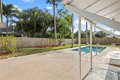 Single Family Residence in Royal Palm Beach FL 152 Kings Way Way 39.jpg