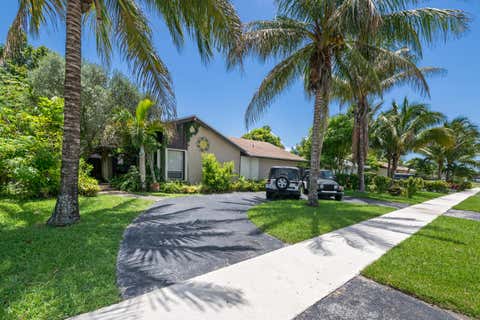 Photo of 8210 SW 4TH Place, North Lauderdale, FL 33068 (MLS # B26051991)