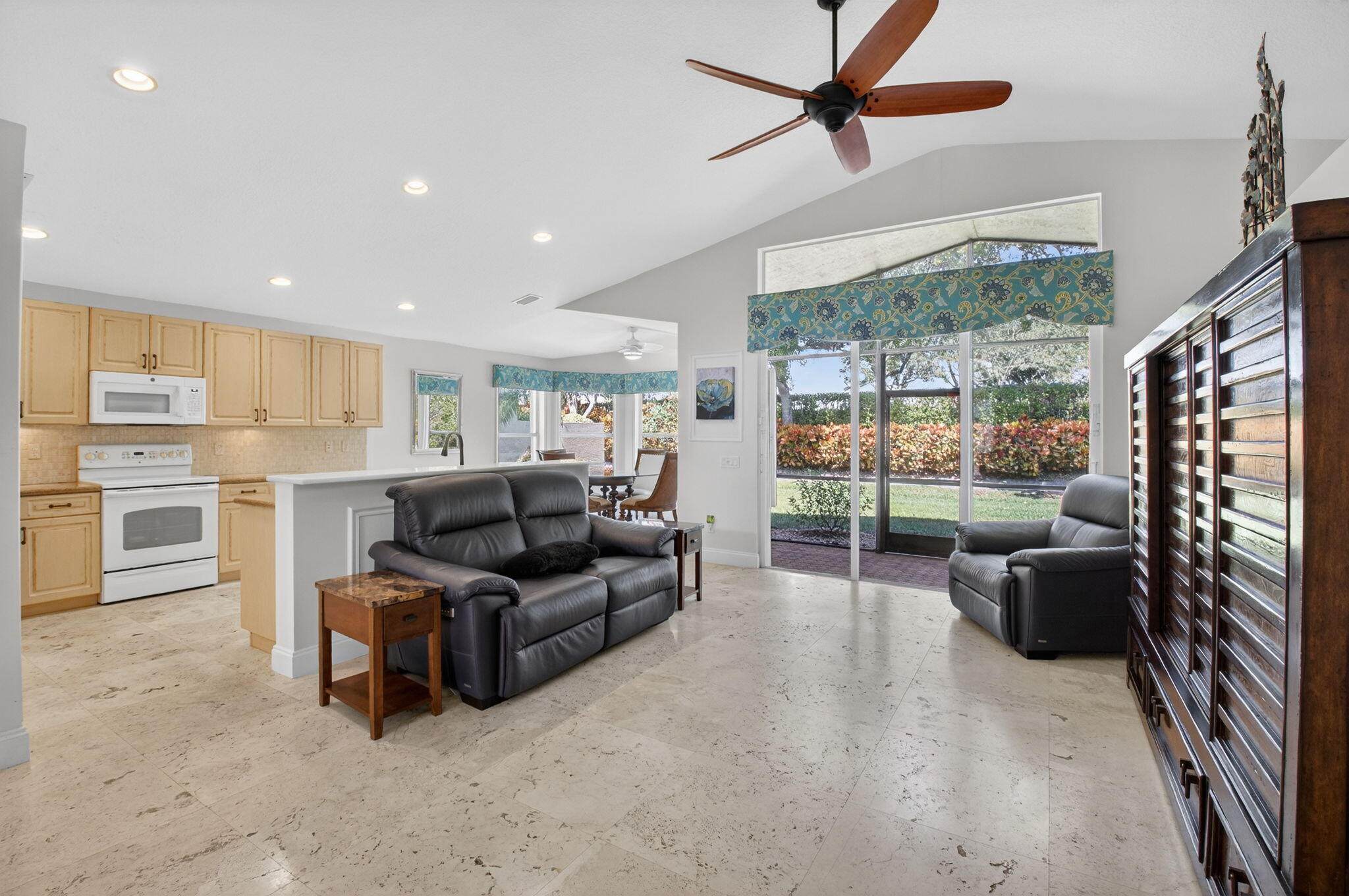 VALENCIA PALMS - Residential