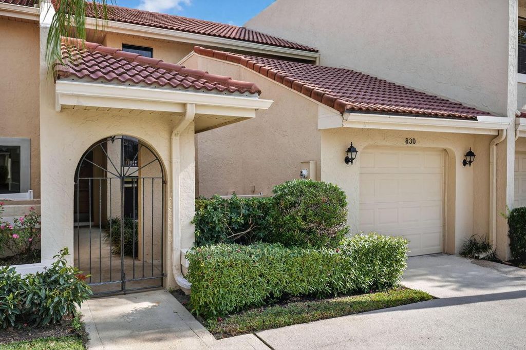 Photo of 830 Windermere Way, Palm Beach Gardens, FL 33418 (MLS # R11156205)