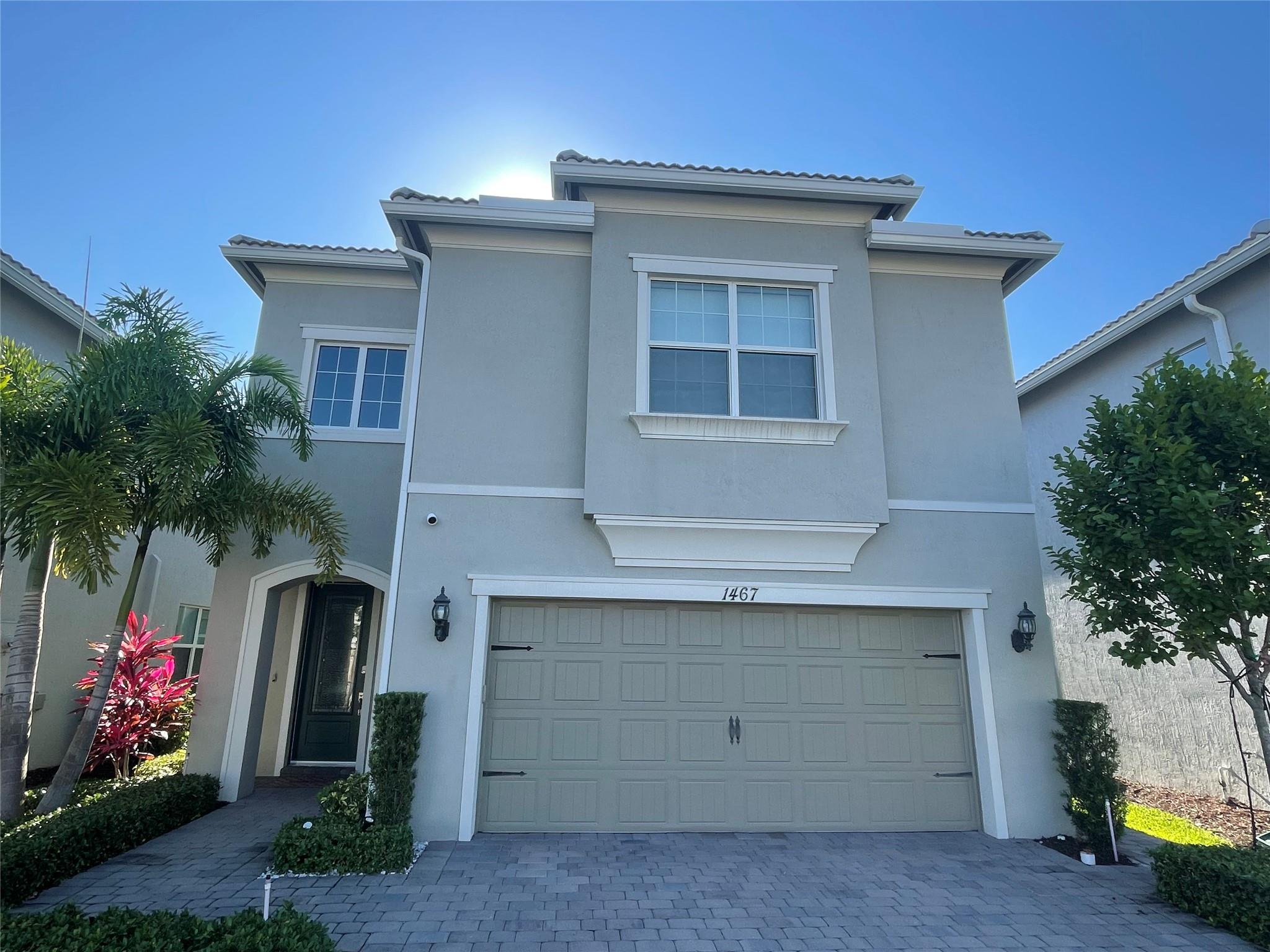 Beautiful single family home in gated community with lake view. 3 bedrooms, 2.5 bath, office, loft and screened patio with extended pavements on back yard. Walk in closets, built-in appliances, upgraded washer/dryer, 2 car garage, Tesla charger. Community have gym, pool, barbecue area, entertainment room, tennis and pickleball courts. Located very close to I-95.