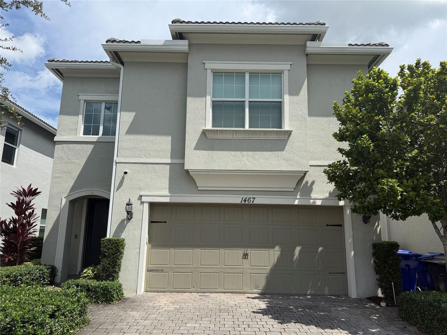Beautiful single family home in gated community with lake view. 3 bedrooms, 2.5 bath, office, loft and screened patio with extended pavements on back yard. Walk in closets, built-in appliances, upgraded washer/dryer, 2 car garage, Tesla charger. Community have gym, pool, barbecue area, entertainment room, tennis and pickleball courts. Located very close to I-95.