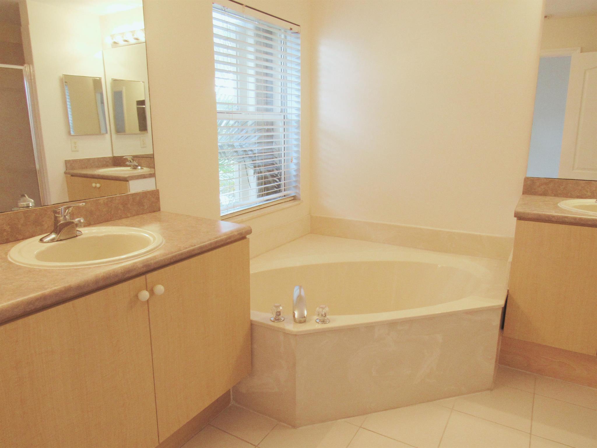 SEMINOLE ESTATES & TOWNHOMES - Residential