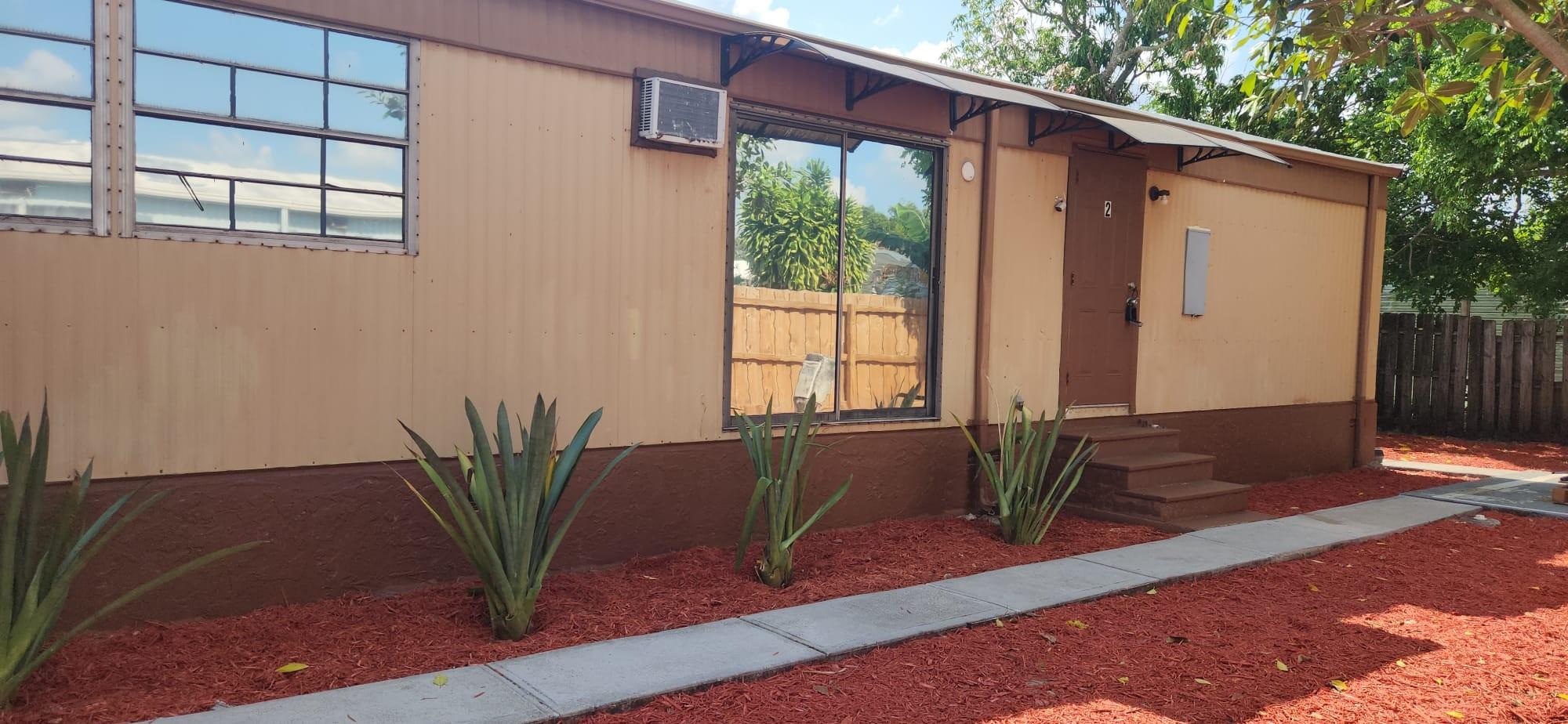 Spacious and bright 1-bedroom, 1-bathroom unit. Rent includes water and electricity, offering added value and peace of mind. Convenient in-unit washer and dryer. Enjoy a nice yard perfect for relaxing or entertaining. Located in a great location close to major roads, shopping, and dining – everything you need is just minutes away. Maximum occupancy: 2 people. Renter's insurance is mandatory. Tenant is responsible for garden maintenance. Move-in cost: First, Last & Security. Rapid approval.