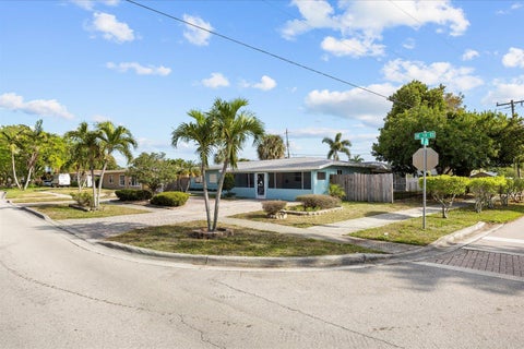 Tiny photo for 800 SE 13th Court, Deerfield Beach, FL 33441 (MLS # B26002575)