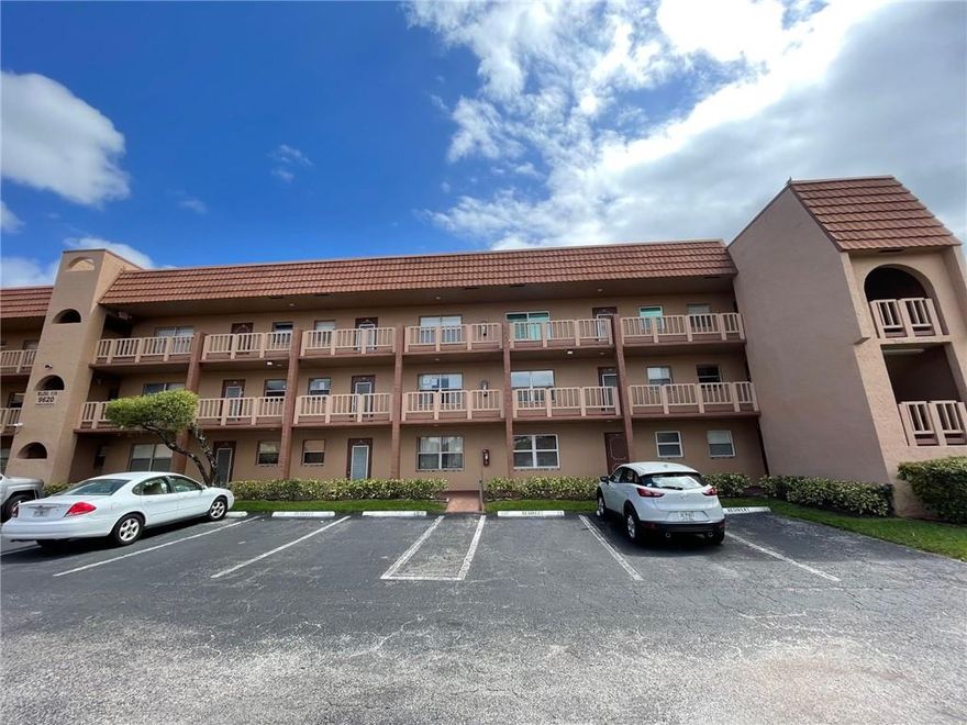 WOWZER!!! BEAUTIFUL FIRST FLOOR CORNER UNIT IN SUNRISE LAKES PHASE 3.  REMODEL WITH WOOD CABINETS AND GRANITE COUNTER TOPS, STAINLESS STEEL APPLIANCES. TILE AND LAMINATED FLOORS. REMODEL BATHROOMS. SCREEN PATIO WITH TRANQUIL VIEWS OF THE WATER.all occupants have to be 55 plus, 2400 monthly income, 670 or higher credit score. 6 months maintenance fee held in escrow. 20% down for financing, no reserves, 10% down for cash.