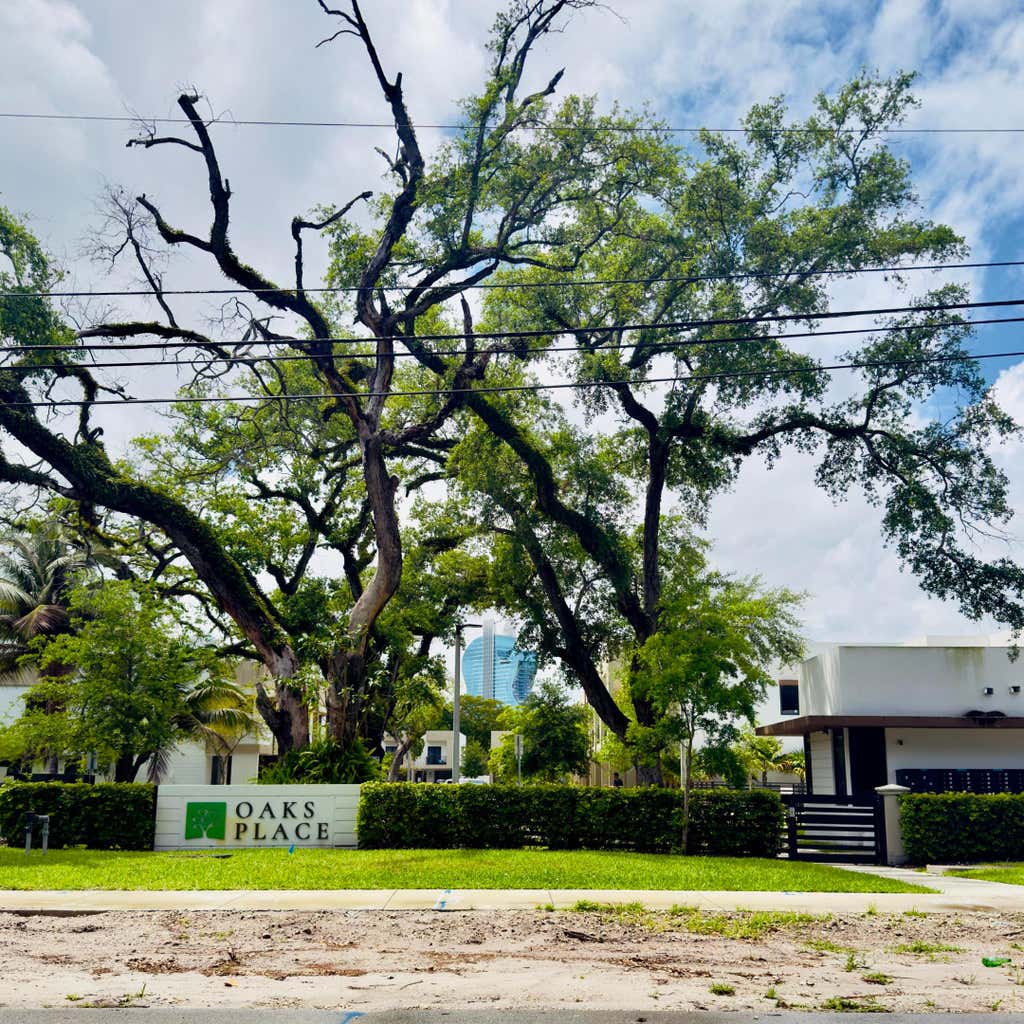 Photo of 4189 N Oak Place, Fort Lauderdale, FL 33314 (MLS # B26060306)