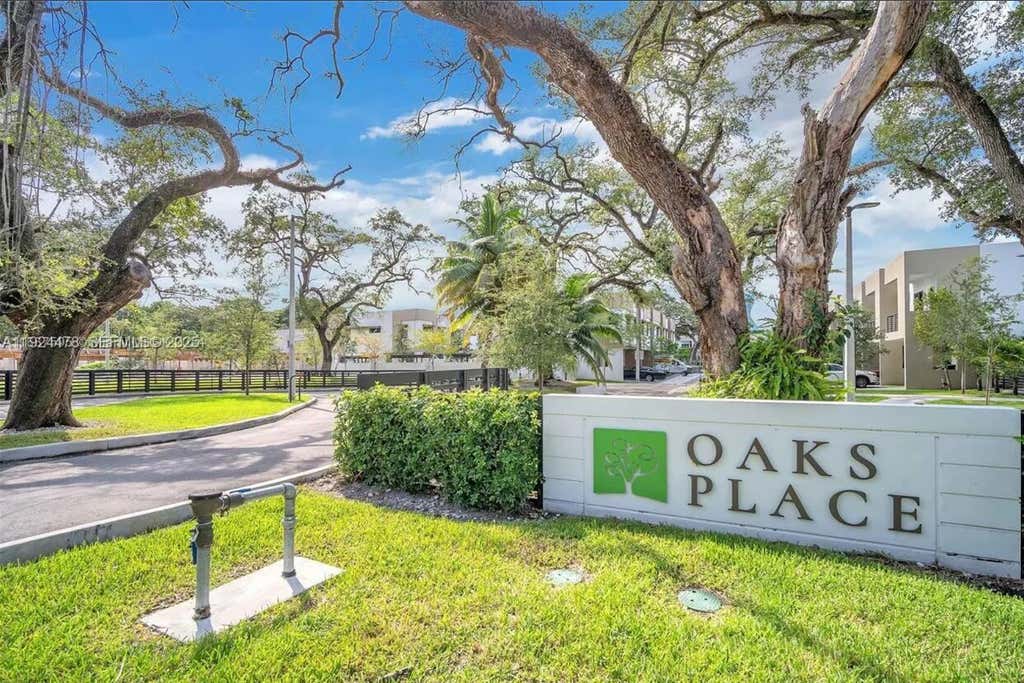 Photo of 4189 N Oak Place, Fort Lauderdale, FL 33314 (MLS # B26060306)