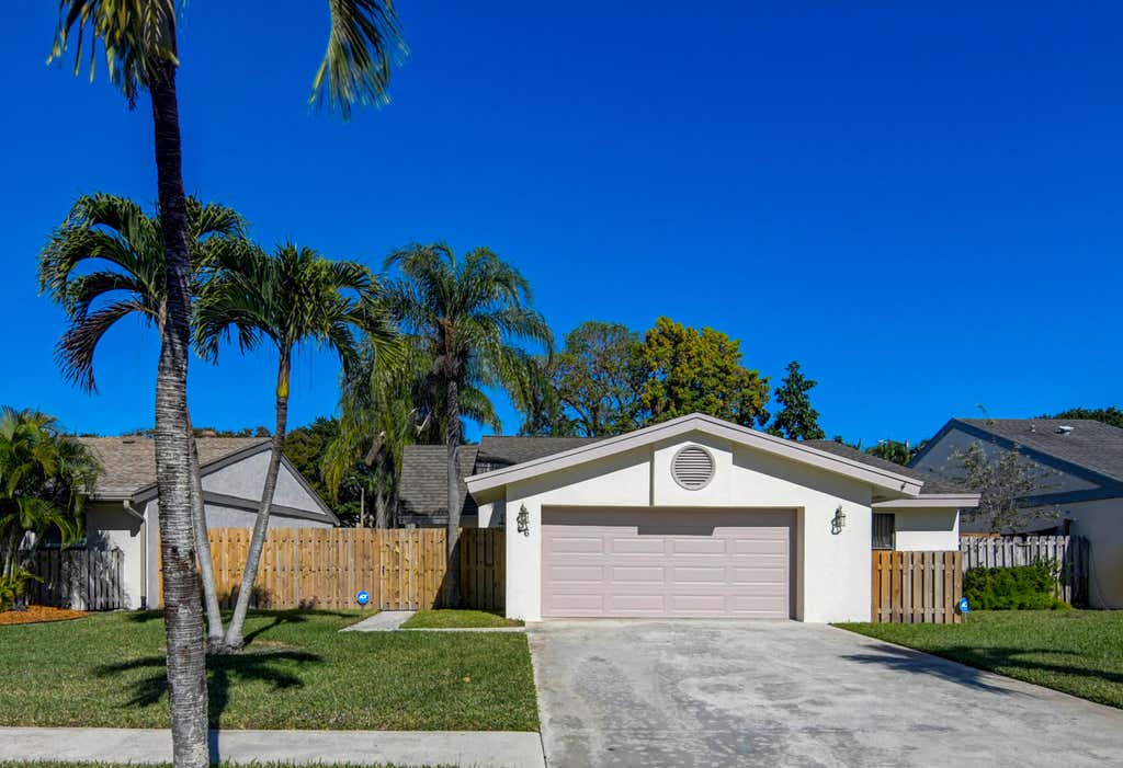 Photo of 46 Baytree Circle, Boynton Beach, FL 33436 (MLS # R10776629)